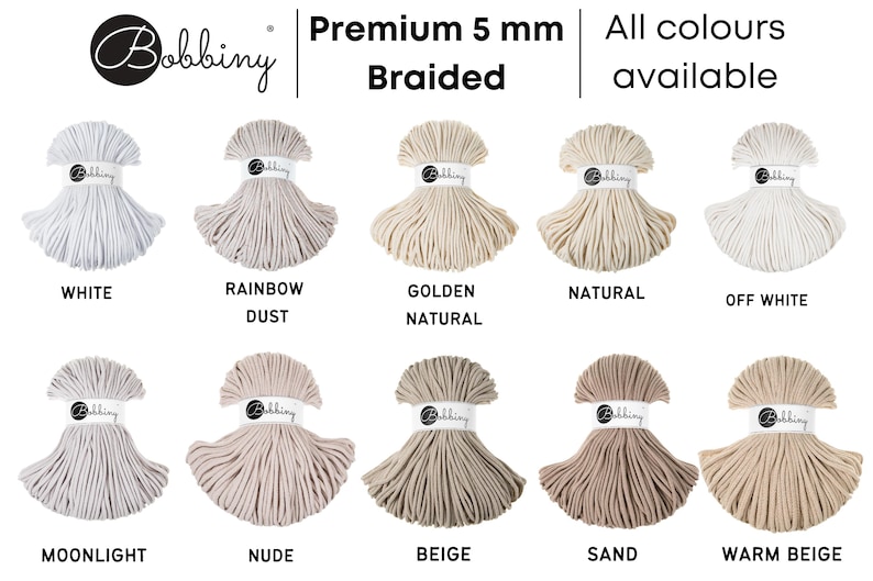 Może przedstawiać: R&oacute;żne rodzaje 5 mm plecionej sznurka bawełnianego w r&oacute;żnych kolorach, w tym biały, tęczowy pył, złoty naturalny, naturalny, kremowy, księżycowy, nude, beżowy, piaskowy i ciepły beż. Sznurek jest produkowany przez Bobbiny.