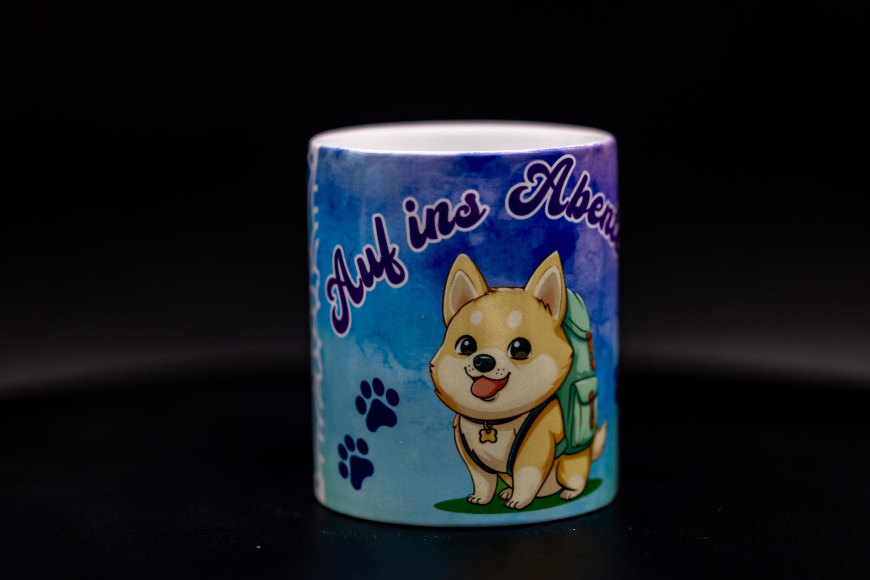 Trendation Tasse „Die Mit Dem Hund Geht“ - Lustige Sprüche Für Hundefreunde, Blau, Spülmaschinenfest