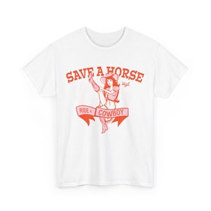 Personalizzata Save a horse Ride a Cowboy FRONT, maglietta grafica funky Gildan 5000, t-shirt con stampa mascotte retrò, citazione divertente, maglietta unisex, femminista
