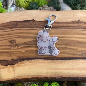 Porte-clés pour chien caniche | Art Kawaii de dessin animé de race de chiot | Cadeau commémoratif Chibi pour amoureux des animaux | Boissons rétractables faites à la main