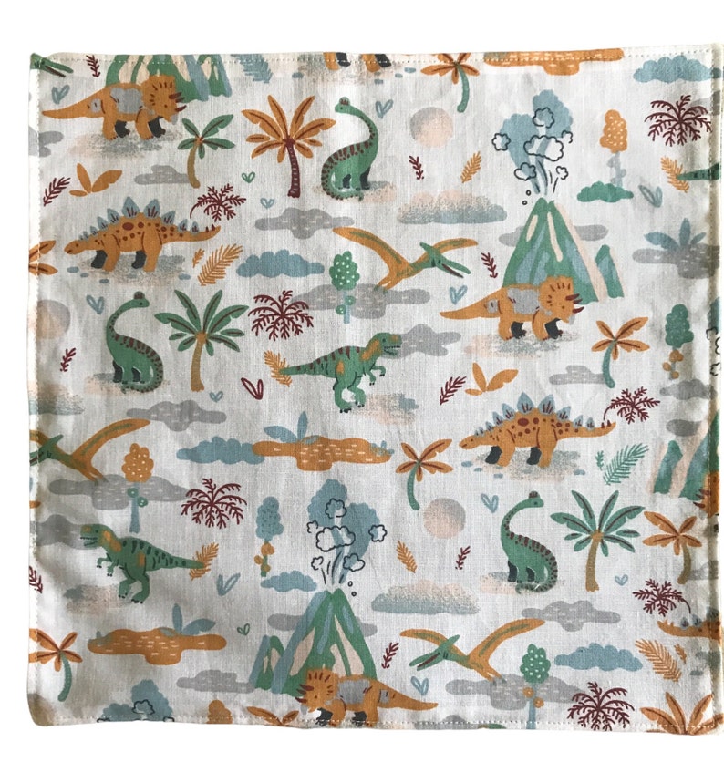 Serviette de table en coton doublée nid d'abeille personnalisable pour enfant école maternelle cantine rentrée scolaire dinosaures