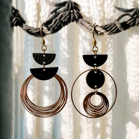 Boucles d'oreilles bohème chic dépareillées asymétriques minimalistes noir et doré pour femme, maman ou jeune fille - créatrice française