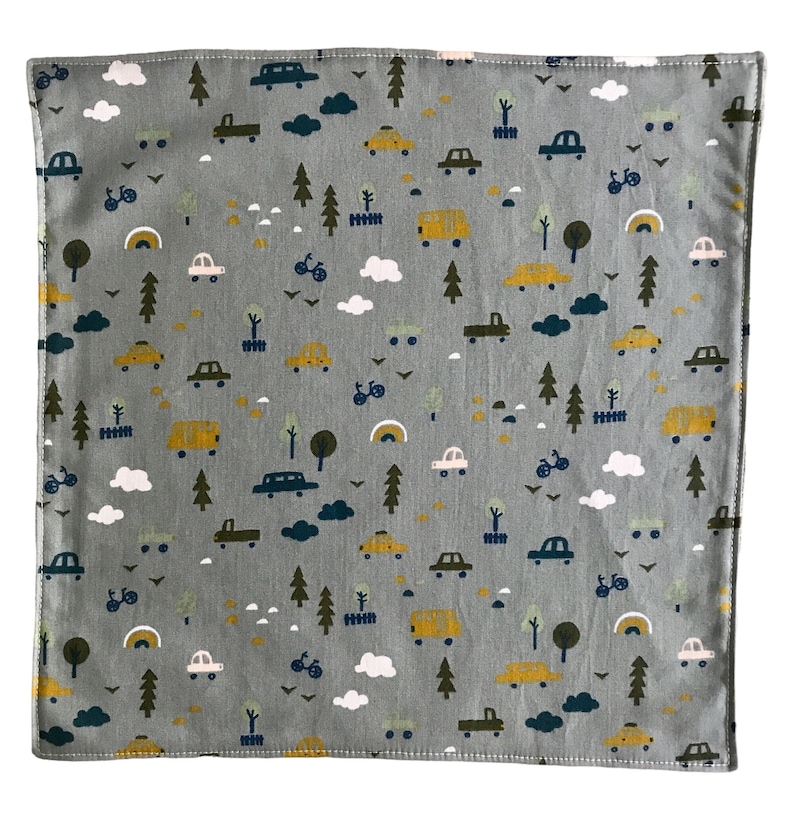 Serviette de table en coton doublée nid d'abeille personnalisable pour enfant école maternelle cantine rentrée scolaire voitures fond vert