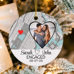 Verlobte Ort Ornament, Personalisierte Verlobung Geschenk Ornament für frisch verlobte Paar Jahrestag Geschenk Weihnachtsgeschenk für Ehemann