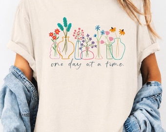 Chemise couleurs confortables un jour à la fois, t-shirt floral positif, pull santé mentale, t-shirt citation inspirante, haut à fleurs sauvages