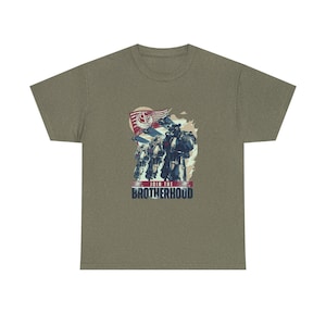 Könnte beinhalten: Olivgrünes T-Shirt mit einem Grafikdesign mit dem Text "JOIN THE BROTHERHOOD". Die Grafik zeigt eine Flagge mit einem kreisförmigen Emblem und Figuren in Rüstungen. Das Design verwendet Rot-, Weiß- und Blautöne.