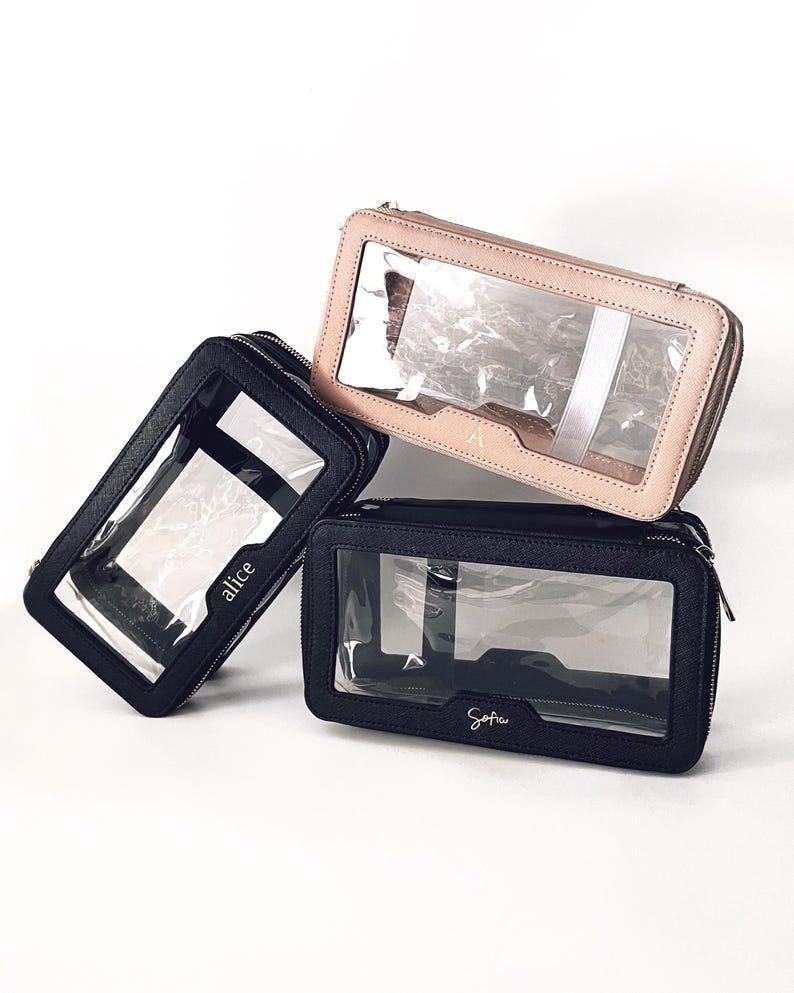 Puede incluir: Tres neceseres con cremallera en negro, rosa rubor y azul marino. Cada bolsa tiene una ventana rectangular transparente. La bolsa negra est&aacute; etiquetada como "alice", y la bolsa azul marino est&aacute; etiquetada como "Sofia". La bolsa rubor tiene un peque&ntilde;o logotipo "A".