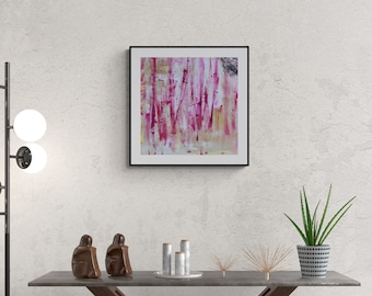 Op de afbeelding: Een moderne consoletafel met een donkerhouten afwerking en een X-vormig onderstel. De tafel heeft een grijs stenen blad en is versierd met twee kleine houten sculpturen, een plant in een pot en een set kaarsen. Een ingelijst abstract schilderij met roze en gele penseelstreken hangt aan de muur achter de tafel.