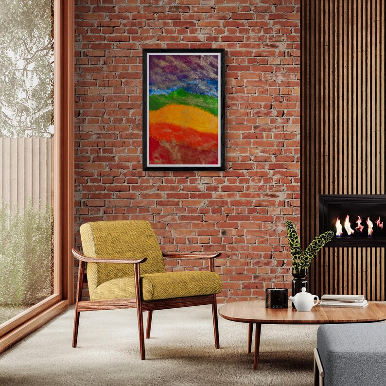 K&ouml;nnte beinhalten: Ein gerahmtes abstraktes Gem&auml;lde mit einem Regenbogen-Farbschema h&auml;ngt an einer Backsteinwand in einem Wohnzimmer. Ein gelber Sessel und ein Holz-Couchtisch stehen im Vordergrund.