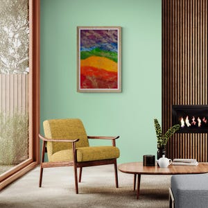 K&ouml;nnte beinhalten: Ein gerahmtes abstraktes Gem&auml;lde mit einem Regenbogen-Farbschema. Das Gem&auml;lde h&auml;ngt an einer hellgr&uuml;nen Wand in einem Wohnzimmer. Ein gelber Sessel und ein Holz-Couchtisch stehen im Vordergrund.