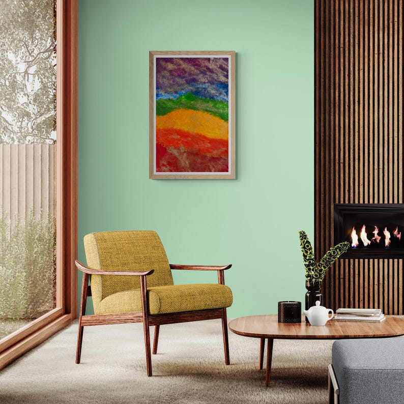 K&ouml;nnte beinhalten: Ein gerahmtes abstraktes Gem&auml;lde mit einem Regenbogen-Farbschema. Das Gem&auml;lde h&auml;ngt an einer hellgr&uuml;nen Wand in einem Wohnzimmer. Ein gelber Sessel und ein Holz-Couchtisch stehen im Vordergrund.