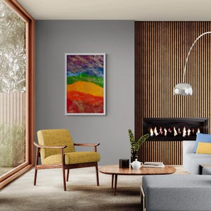 K&ouml;nnte beinhalten: Ein Wohnzimmer-Interieur mit einem modernen Sessel, einem Couchtisch und einem Sofa. Ein gerahmtes abstraktes Gem&auml;lde mit einem Regenbogen-Farbschema h&auml;ngt an der Wand. Ein Kamin mit einer Wand aus Holzpaneelen ist im Hintergrund zu sehen.