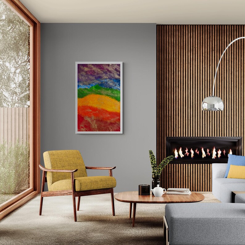 K&ouml;nnte beinhalten: Ein Wohnzimmer-Interieur mit einem modernen Sessel, einem Couchtisch und einem Sofa. Ein gerahmtes abstraktes Gem&auml;lde mit einem Regenbogen-Farbschema h&auml;ngt an der Wand. Ein Kamin mit einer Wand aus Holzpaneelen ist im Hintergrund zu sehen.