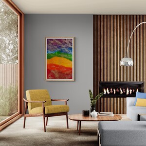 K&ouml;nnte beinhalten: Ein Wohnzimmer-Interieur mit einem gelben Sessel, einem Couchtisch und einer Couch. Ein gerahmtes abstraktes Gem&auml;lde mit einem Regenbogen-Farbschema h&auml;ngt an der Wand. Ein Kamin mit einer Holzverkleidung befindet sich im Hintergrund.