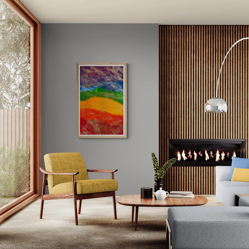 K&ouml;nnte beinhalten: Ein Wohnzimmer-Interieur mit einem gelben Sessel, einem Couchtisch und einer Couch. Ein gerahmtes abstraktes Gem&auml;lde mit einem Regenbogen-Farbschema h&auml;ngt an der Wand. Ein Kamin mit einer Holzverkleidung befindet sich im Hintergrund.