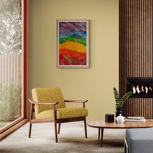 K&ouml;nnte beinhalten: Ein gerahmtes abstraktes Gem&auml;lde mit einem Regenbogen-Farbschema. Das Gem&auml;lde h&auml;ngt an einer gelben Wand in einem Wohnzimmer. Ein gelber Sessel und ein Holz-Couchtisch stehen im Vordergrund.