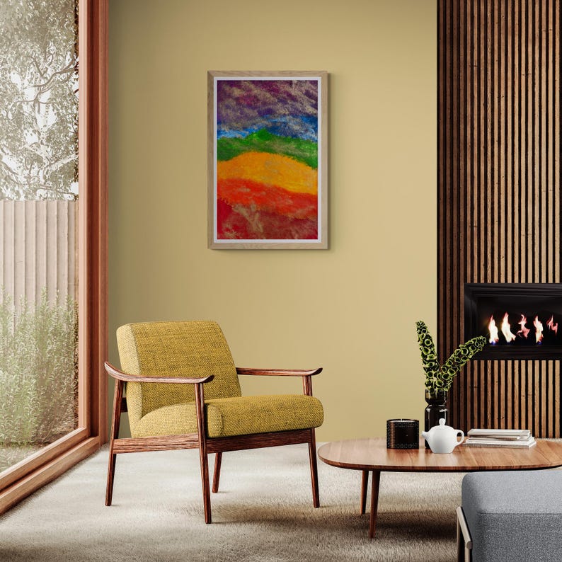 K&ouml;nnte beinhalten: Ein gerahmtes abstraktes Gem&auml;lde mit einem Regenbogen-Farbschema. Das Gem&auml;lde h&auml;ngt an einer gelben Wand in einem Wohnzimmer. Ein gelber Sessel und ein Holz-Couchtisch stehen im Vordergrund.