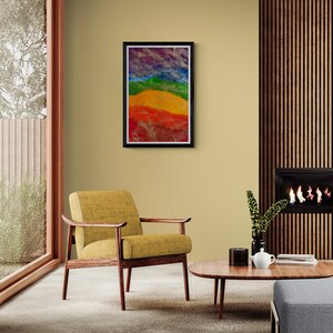 K&ouml;nnte beinhalten: Ein gerahmtes abstraktes Gem&auml;lde mit einem Regenbogen-Farbschema. Das Gem&auml;lde h&auml;ngt an einer gelben Wand in einem Wohnzimmer. Ein gelber Sessel und ein Holz-Couchtisch stehen im Vordergrund.