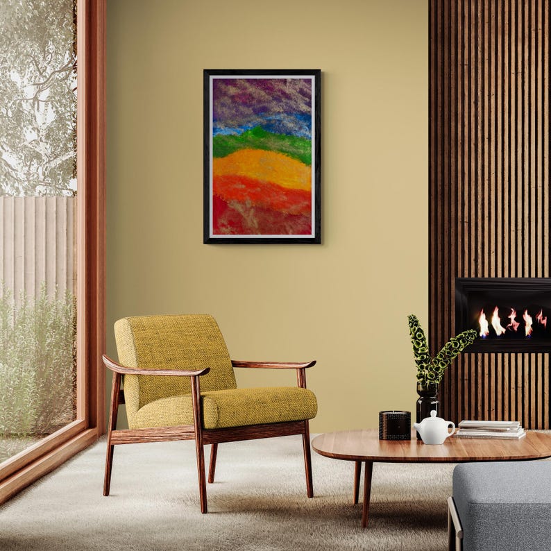 K&ouml;nnte beinhalten: Ein gerahmtes abstraktes Gem&auml;lde mit einem Regenbogen-Farbschema. Das Gem&auml;lde h&auml;ngt an einer gelben Wand in einem Wohnzimmer. Ein gelber Sessel und ein Holz-Couchtisch stehen im Vordergrund.