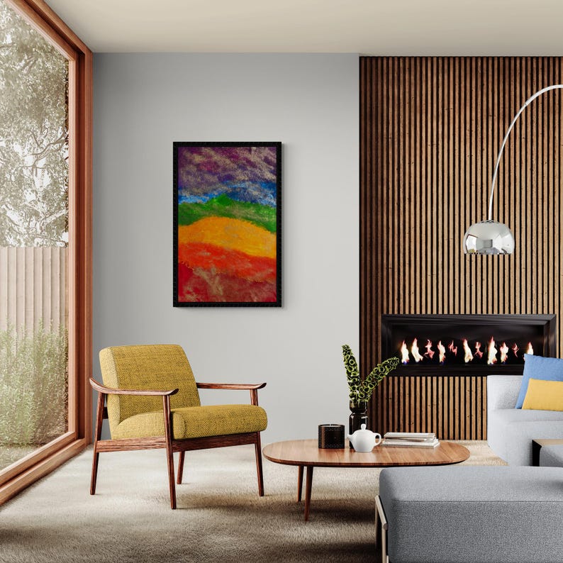 K&ouml;nnte beinhalten: Ein Wohnzimmer-Interieur mit einem gelben Sessel, einem Couchtisch, einem Sofa und einem gerahmten abstrakten Gem&auml;lde mit einem Regenbogen-Farbschema. Das Gem&auml;lde h&auml;ngt an einer hellgrauen Wand. Der Raum hat einen Kamin mit einer Holzverkleidung an der Wand dahinter.