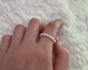 anillo nacarado rosa y blanco :)