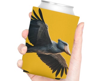 Shoebill Stork in Flight Can Cooler - Soporte de bebida de diseño de pájaro único, enfriador de latas, pájaro prehistórico, amantes de las aves, pájaros de TikTok, amarillo