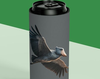 Shoebill Stork in Flight Can Cooler - Soporte de bebida de diseño de pájaro único, enfriador de latas, pájaro prehistórico, amantes de las aves, pájaros de TikTok, gris oscuro
