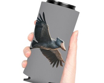 Shoebill Stork in Flight Can Cooler - Soporte de bebida de diseño de pájaro único, enfriador de latas, pájaro prehistórico, amantes de las aves, pájaros de TikTok, gris