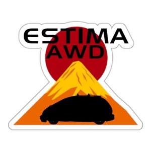 Op de afbeelding: Een sticker met een zwart silhouet van een auto die een berg op rijdt met een rode zon erachter. De tekst "ESTIMA AWD" staat boven de berg.
