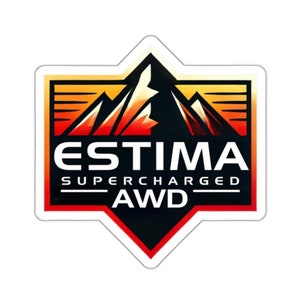 Op de afbeelding: Een zwart-witte sticker met een bergketen graphic en de tekst "ESTIMA SUPERCHARGED AWD". De bergen zijn in tinten oranje en rood, en de achtergrond is een zonsondergang.