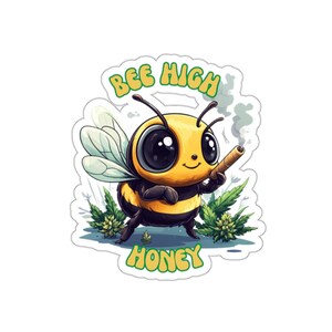 Könnte beinhalten: Eine Cartoon-Biene mit großen Augen, die einen Joint hält und ein Bienen-Kostüm trägt. Die Biene steht vor einer grünen Pflanze. Der Text "Bee High Honey" ist in gelber und grüner Schrift geschrieben.