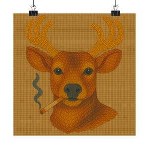 Puede incluir: Un póster que presenta un ciervo con pelaje y cornamenta de color naranja, fumando un cigarrillo. Los ojos del ciervo son oscuros y el fondo es de color marrón texturizado. El póster está sujeto por dos clips negros.