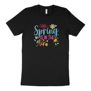 Peut inclure: T-shirt noir avec un motif floral et le texte "Spring is in the air".