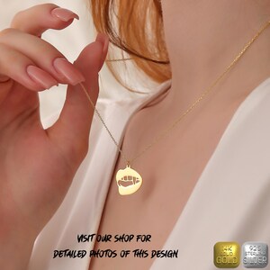 K&ouml;nnte beinhalten: Goldkette mit einem Anh&auml;nger in Form eines Mundes mit Z&auml;hnen. Die Kette tr&auml;gt ein Model, das ein wei&szlig;es Hemd tr&auml;gt. Der Text auf dem Bild lautet "VISIT OUR SHOP FOR DETAILED PHOTOS OF THIS DESIGN 14K SOLID GOLD 925 STERLING SILVER".