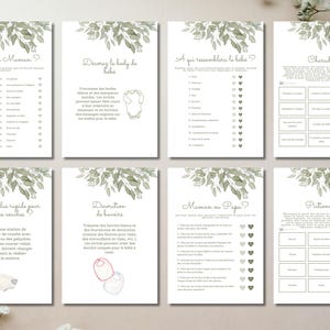 Pu&ograve; includere: Un set di otto carte da gioco per baby shower rettangolari bianche con illustrazioni di foglie ad acquerello verde nella parte superiore. Ogni carta contiene testo stampato in nero in francese, inclusi titoli come Que pr&eacute;f&egrave;re Maman, Charades e Pictionary, con vari elenchi, istruzioni e piccole icone a tratto di articoli per neonati.