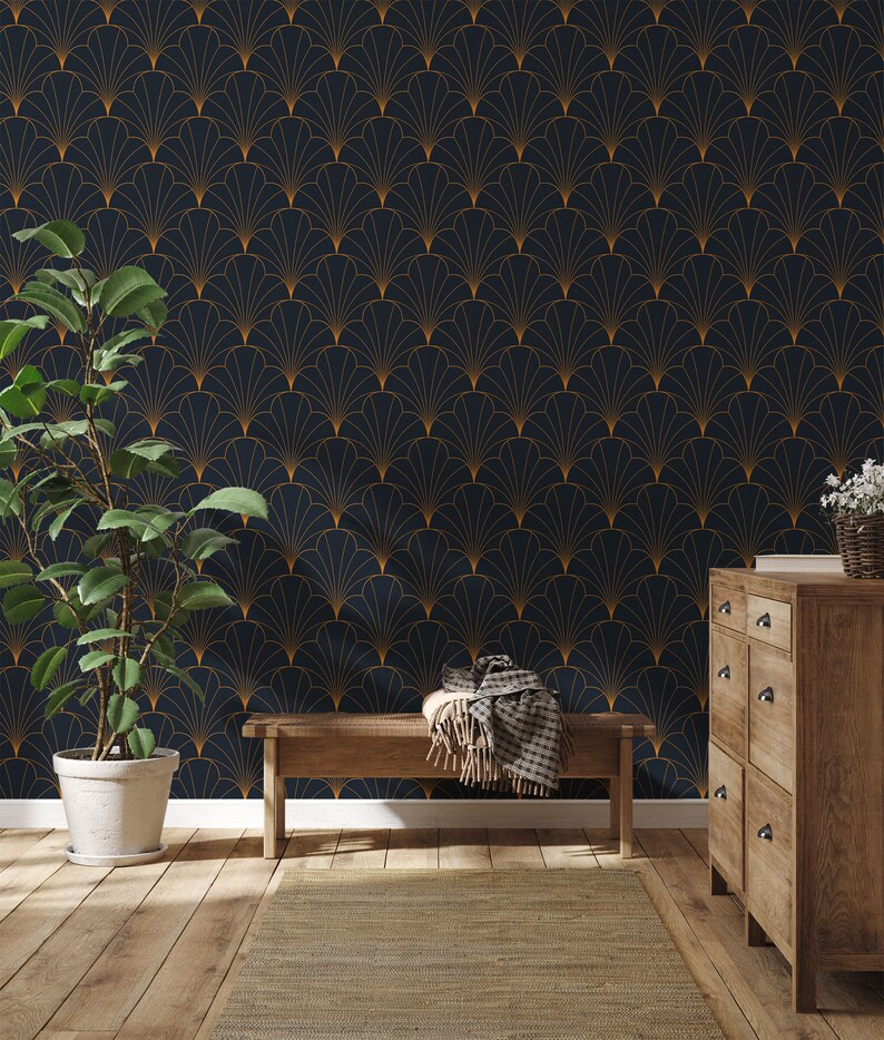 K&ouml;nnte beinhalten: Eine Holzbank mit einer braunen Wolldecke steht vor einer dunkelblauen Wand mit einem goldenen geometrischen Muster. Rechts im Bild steht eine Kommode aus Holz mit Schubladen. Der Boden ist aus hellem Holz.