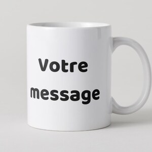 Peut inclure: Tasse en céramique blanche avec une anse incurvée. La tasse porte les mots "Votre message" en noir, en gras. La tasse est conçue pour les boissons et convient à un usage domestique ou au bureau.