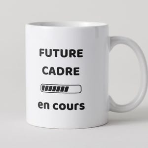 Peut inclure: Un mug en céramique blanche avec le texte noir FUTURE CADRE en cours, accompagné d'une barre de chargement graphique située entre les mots CADRE et en cours. Le mug possède une anse standard sur le côté droit.