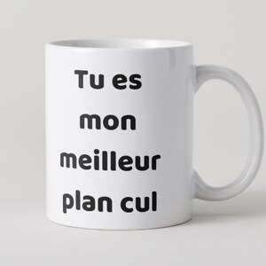 Peut inclure: Ensemble de trois mugs en céramique avec une finition mate et mouchetée. Les mugs sont de couleur crème, gris clair et gris foncé. Design minimaliste, idéal pour le café ou le thé.