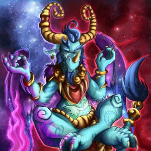 Puede incluir: Una criatura azul, alada, similar a un dragón, con cuernos y joyas doradas, se sienta en una postura meditativa sobre un fondo de galaxia roja y azul. La criatura tiene un aura púrpura a su alrededor y sostiene un pequeño cuenco dorado con cristales morados.