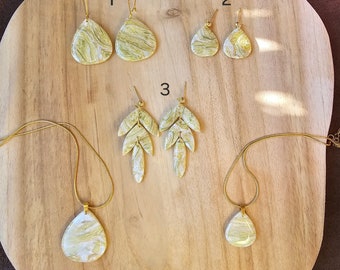 Boucles d'oreilles en agate verte et dorée, boucles d'oreilles en fausses pierres précieuses, boucles d'oreilles en pâte polymère