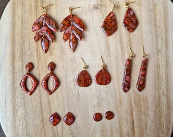 Pendientes de arcilla polimérica de color rojo rubí con gemas doradas