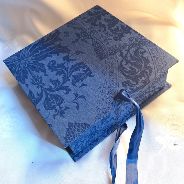 Boite bleue en tissu et carton Beauvillé