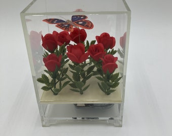 Vintage Acryl Lucite Music Cube Box mit Rosen und drehendem Schmetterling - Rose Garden