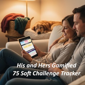 Op de afbeelding: Een stel zit op een bank en bekijkt een tablet met een gamified challenge tracker. Het tabletscherm toont een kleurrijke kalenderindeling. De tekst op het scherm luidt "75 Day". De afbeelding bevat ook de tekst "His and Hers Gamified 75 Soft Challenge Tracker".