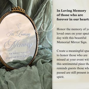 Puede incluir: Un espejo conmemorativo ovalado con un marco dorado y una corona decorativa en la parte superior. El espejo tiene las palabras "In Loving Memory" grabadas, junto con la frase "of those who are forever in our hearts."