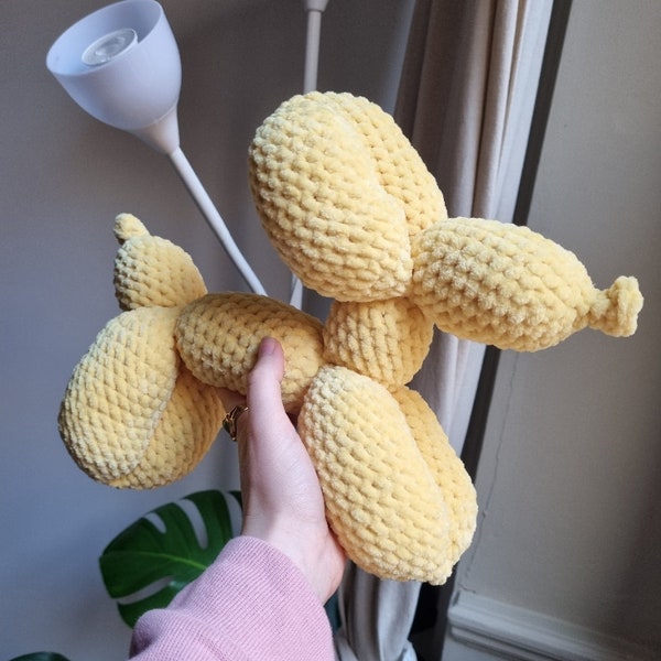 Peluche en crochet chien ballon jaune