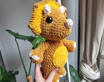 Peluche en crochet Triceratops moutarde