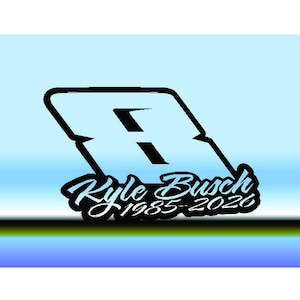 Pode incluir: Gráfico com um número 8 preto estilizado, o nome "Kyle Busch" e os anos "1985-2020" em escrita branca. O design é definido em um fundo gradiente de azul claro, azul e verde.