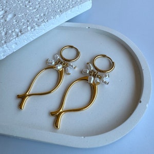 Fish shaped pearls earrings, unique fish dangle earrings, modern fish charm earrings, lightweight hoop earrings, handmade summer earrings